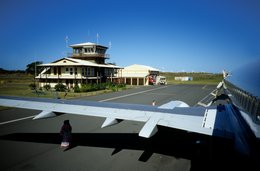 Aéroport;-Aile;-Archipel-des-Comores;-Avion;-France;-Hublot;-Kaleidos;-Kaleidos-images;-La-parole-à-limage;-Laurent-Abad;-Mayotte;-Océan-Indien;-Piste-datterrissage;-Stories-Pictures;-Voyage